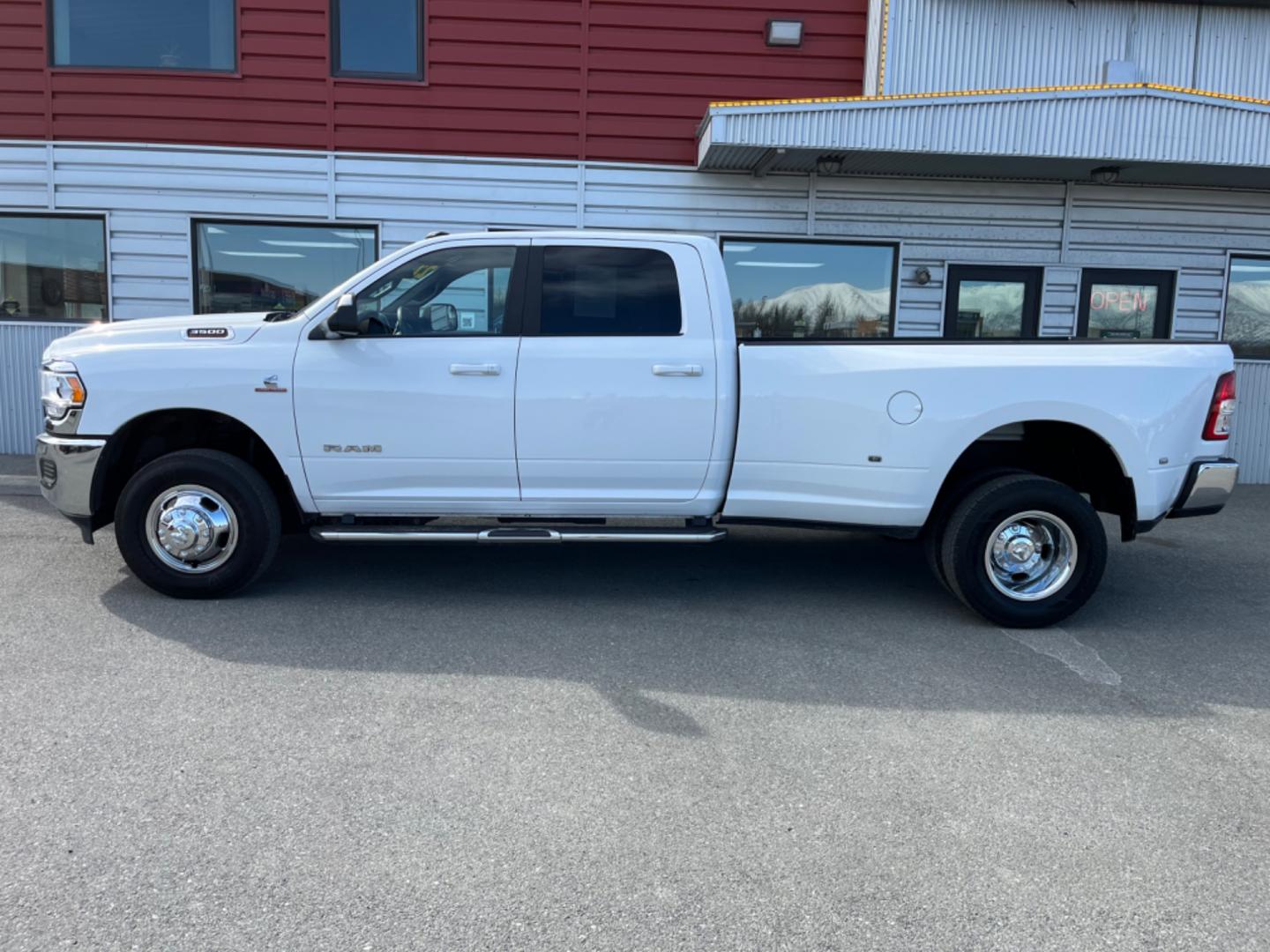 2022 WHITE /Black RAM 3500 BIG HORN (3C63RRHL6NG) with an 6.7L engine, Automatic transmission, located at 1960 Industrial Drive, Wasilla, 99654, (907) 274-2277, 61.573475, -149.400146 - Photo#1